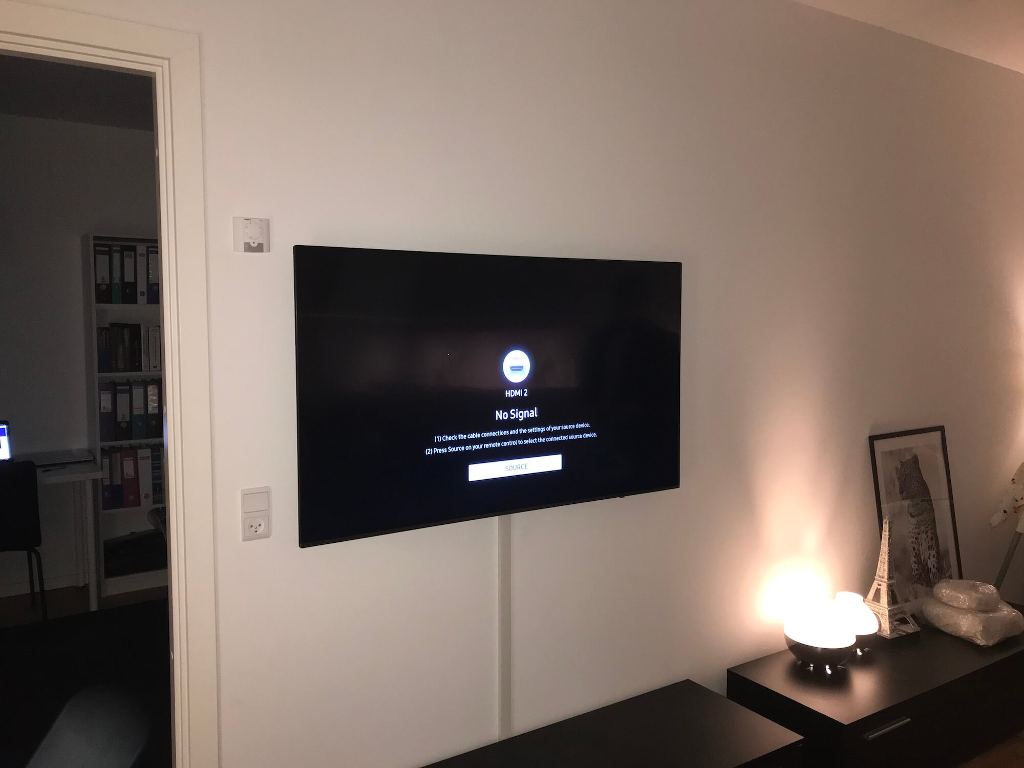 Væg-montering af Samsung TV med kabelbakke
