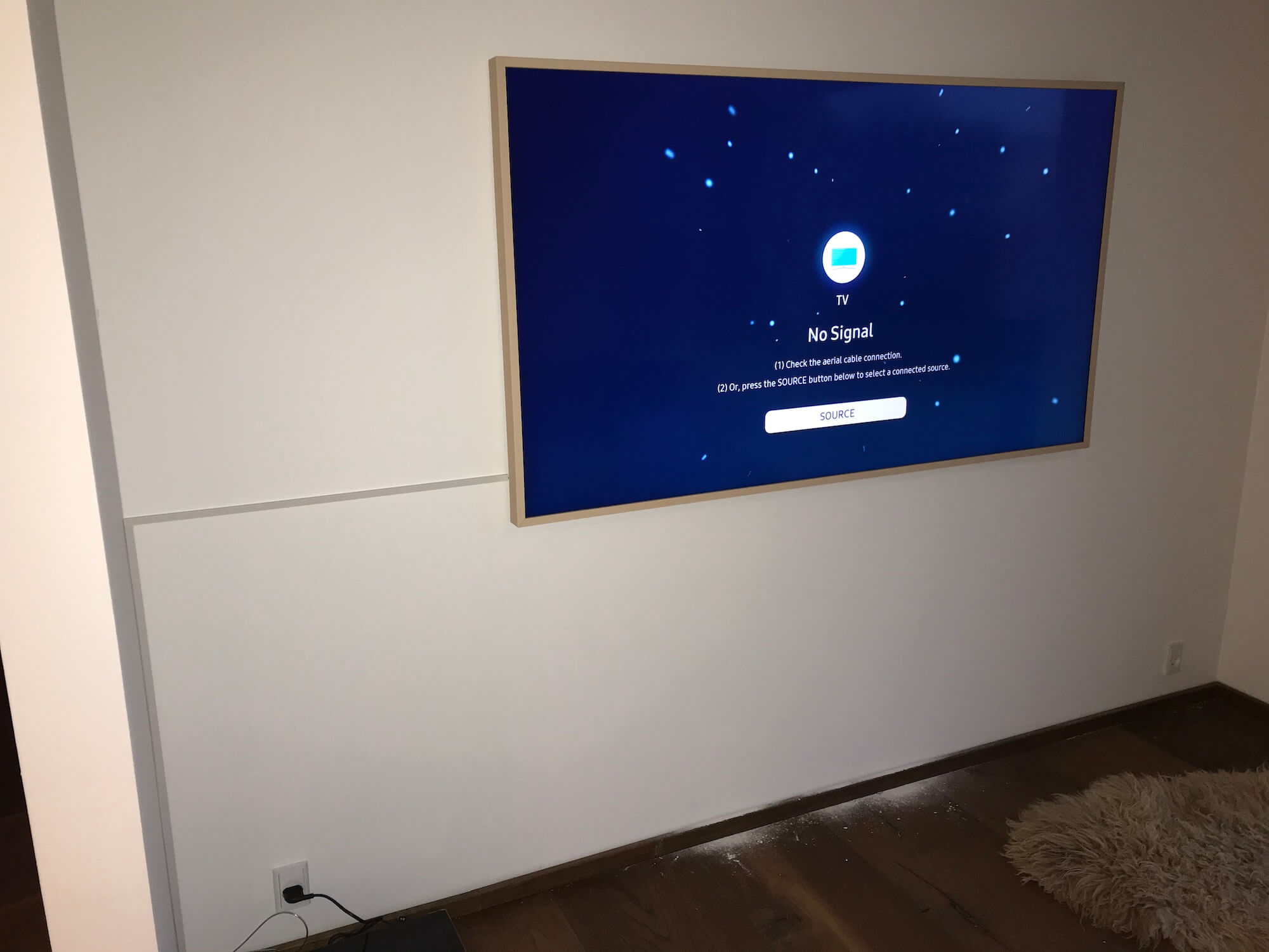 Væg-ophængning af Samsung TV med sidelæns kabelbakke