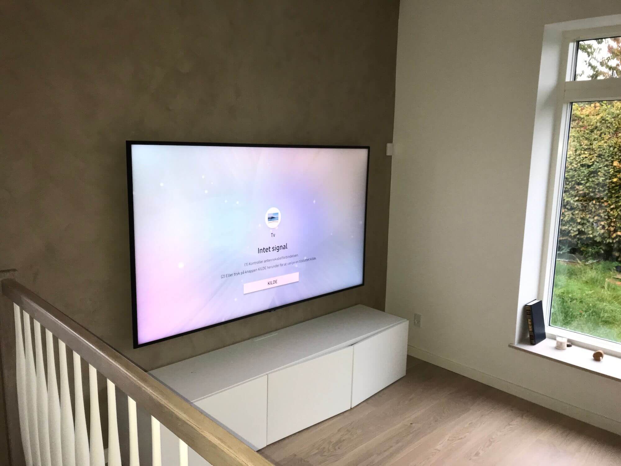Installation af 75" QLED TV med skjult montering