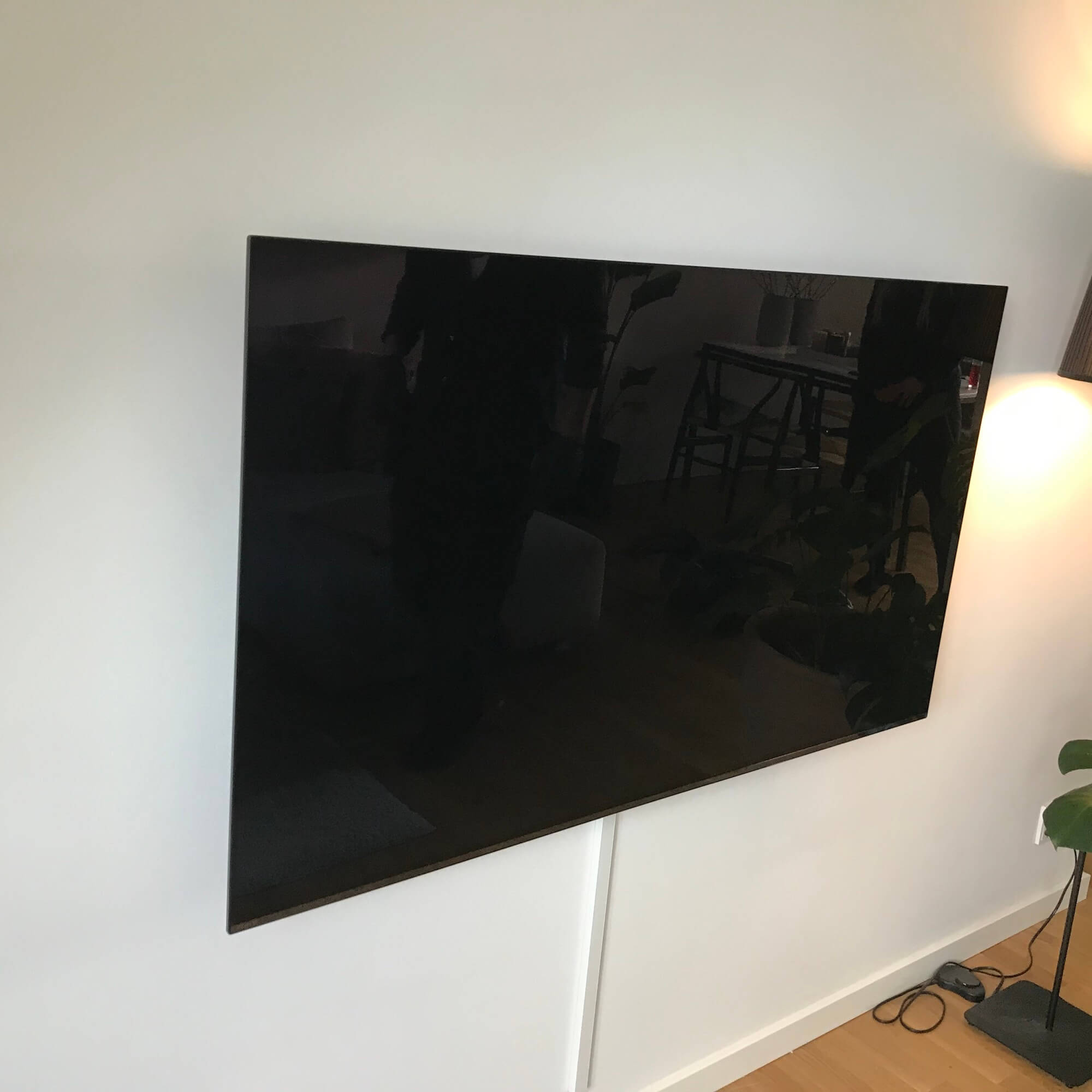 Installation af LG TV på fladt vægbelag