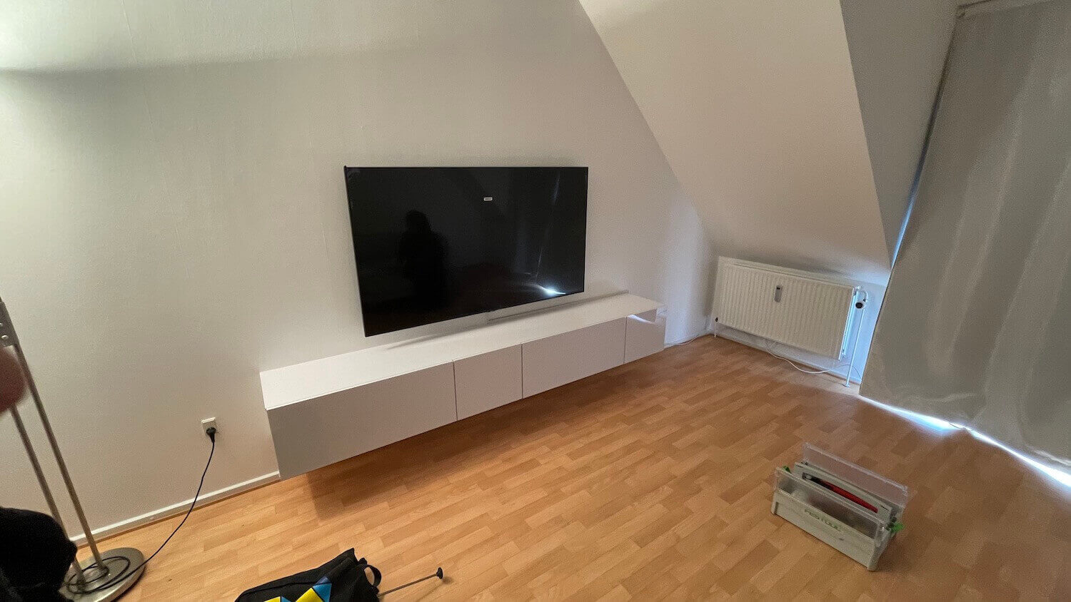 Installation af Samsung TV + TV møbel + kabelbakke