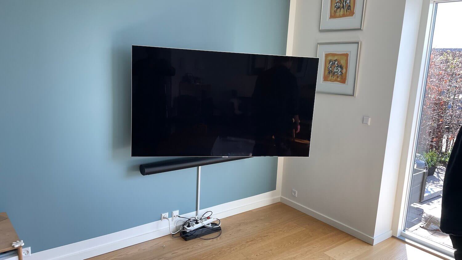 Installation af Sonos soundbar, kabelbakke og Samsung TV på vægbeslag med drejefunktion