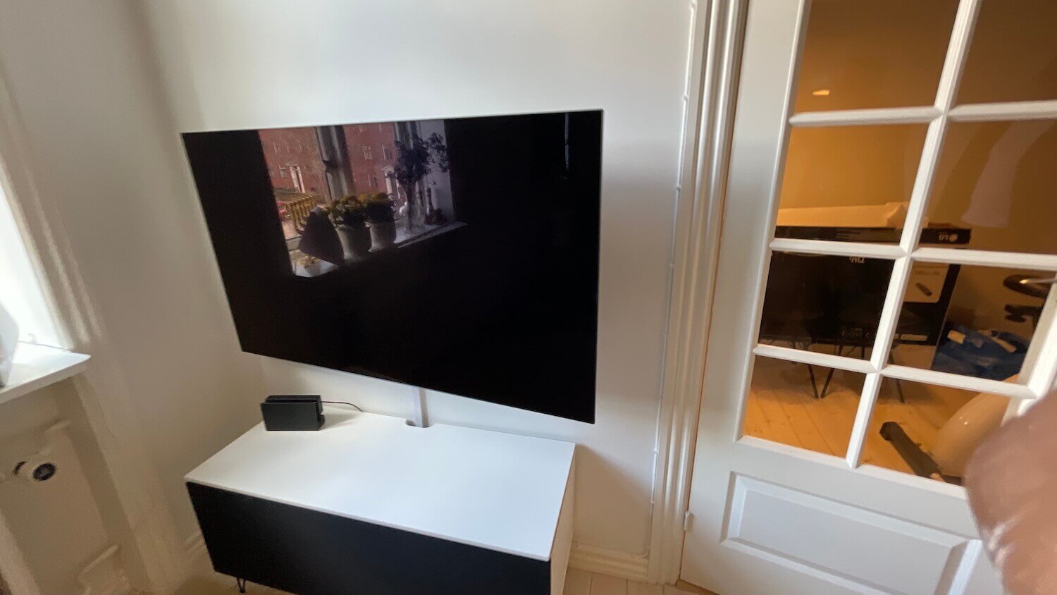 Montering af 55 LG OLED TV på et vægbeslag med drejefunktion