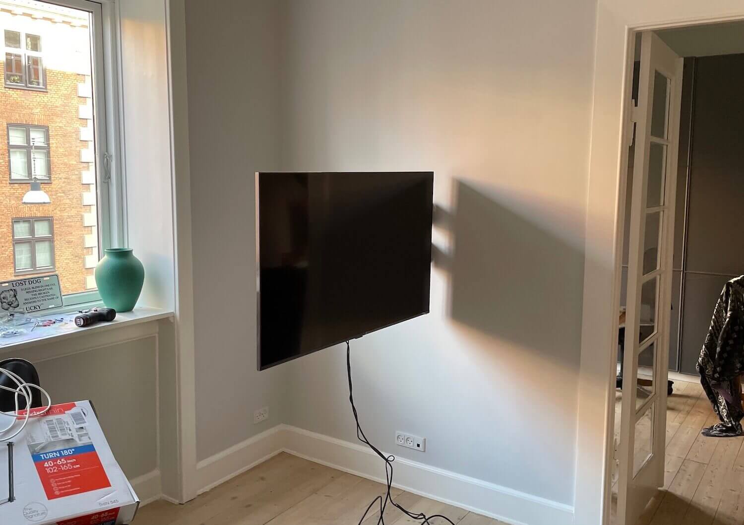 Montering af Samsung TV på vægbeslag med 90 graders drejefunktion