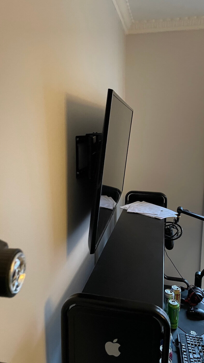 Montering af TV på vægbeslag med tiltfunktion