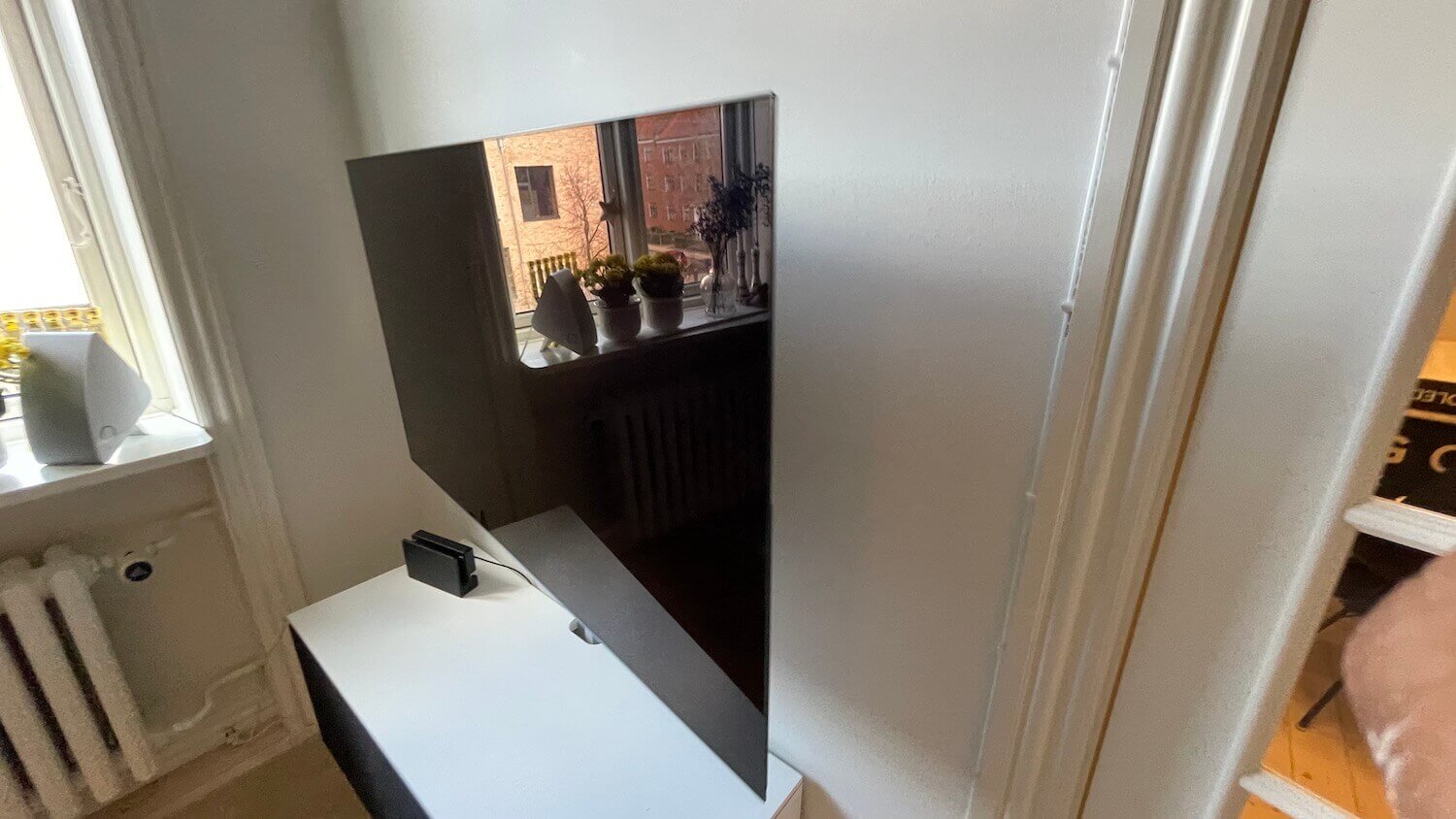 Ophængning af 55 LG OLED TV på et vægbeslag med drejefunktion