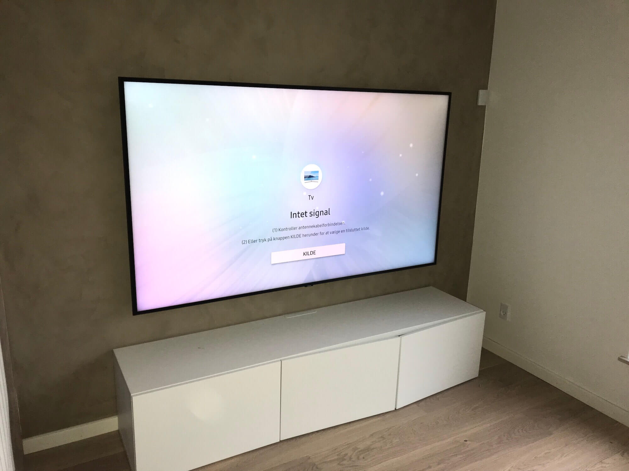 Brandy Slægtsforskning efterklang Installation af 75" Samsung QLED TV med skjult ledningsføring - TV montering
