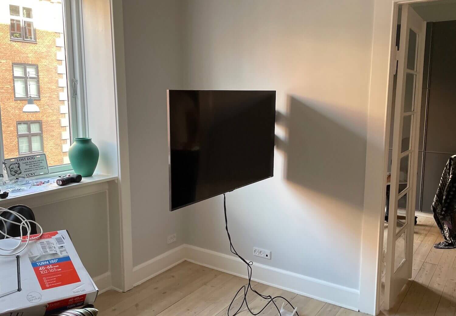 Ophængning af Samsung TV på vægbeslag med 90 graders drejefunktion