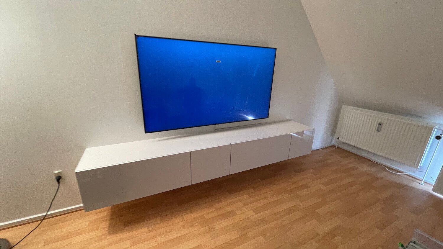 Installation af 65" Samsung TV, TV møbel og kabelbakke