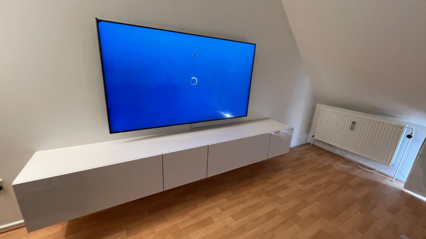 Installation af 65" Samsung TV, TV møbel og kabelbakke