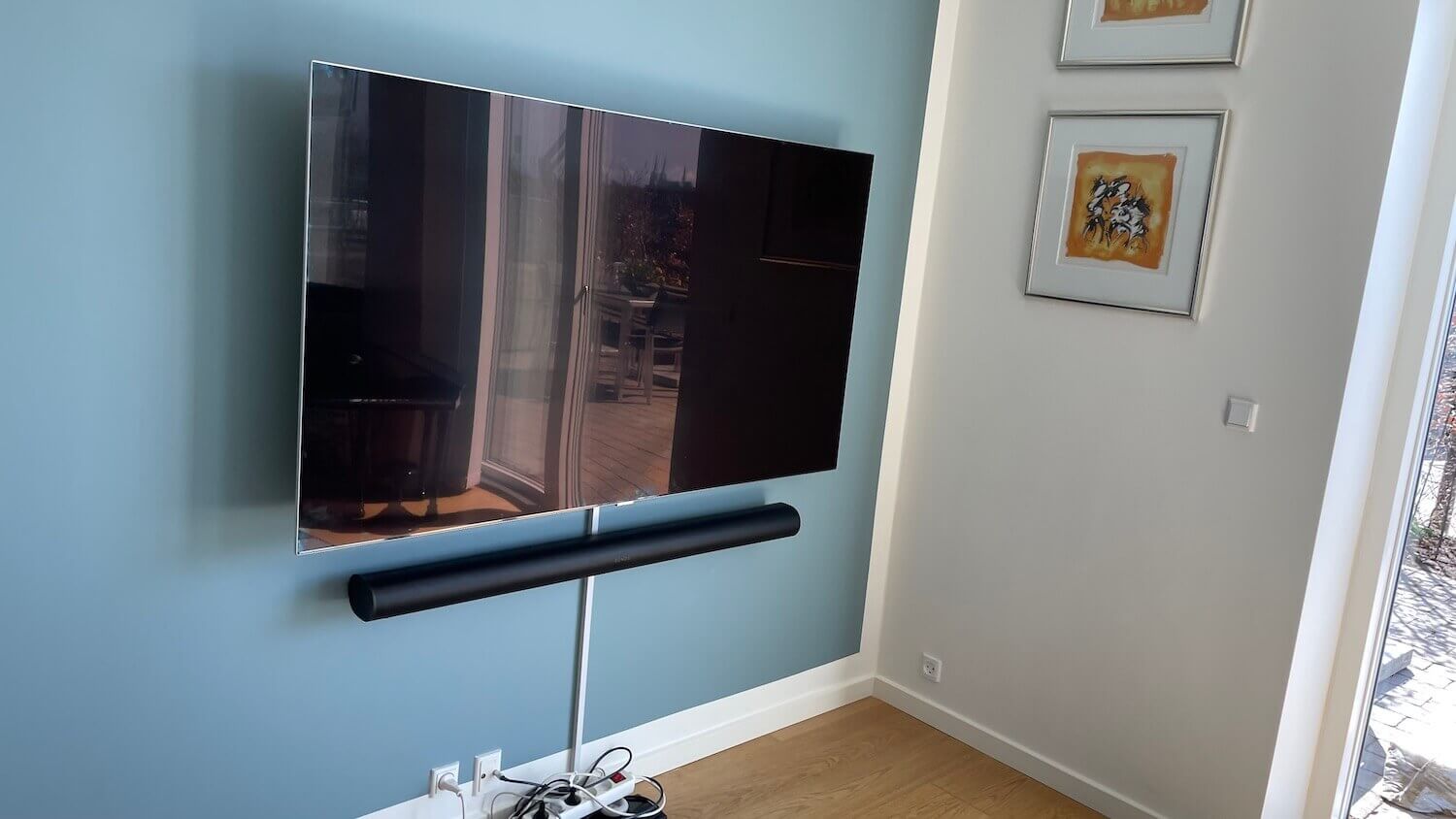 Opsætning af Sonos soundbar, kabelbakke og Samsung TV på vægbeslag med drejefunktion