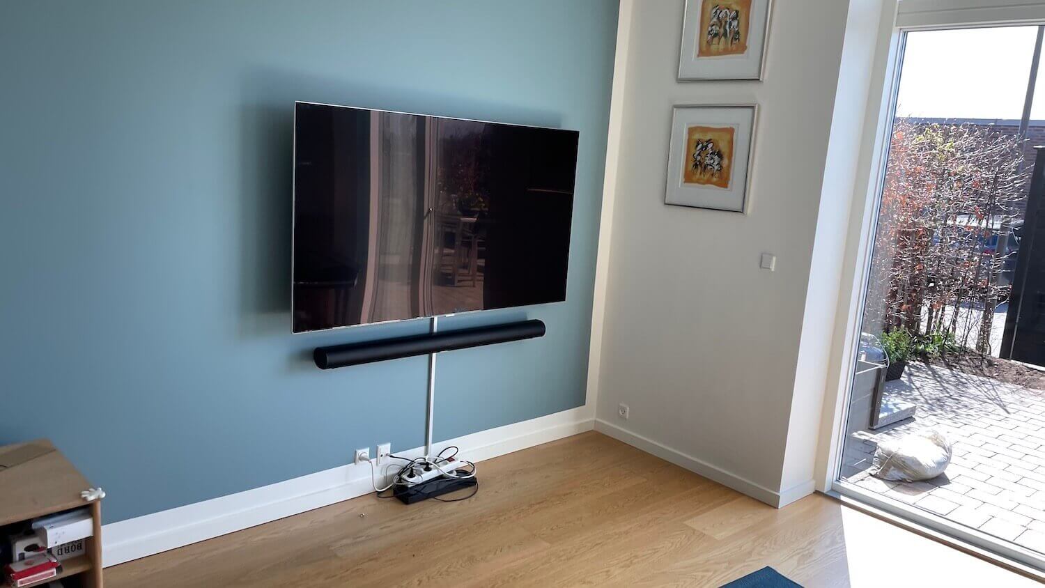 Opsætning af Sonos soundbar, kabelbakke og 55" Samsung TV på vægbeslag med drejefunktion - TV