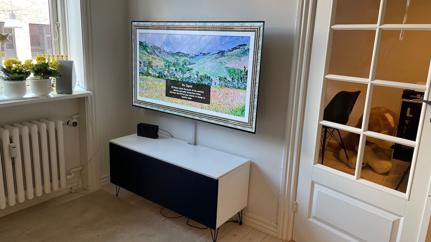 Væg-installation af 55 LG OLED TV på et vægbeslag med drejefunktion