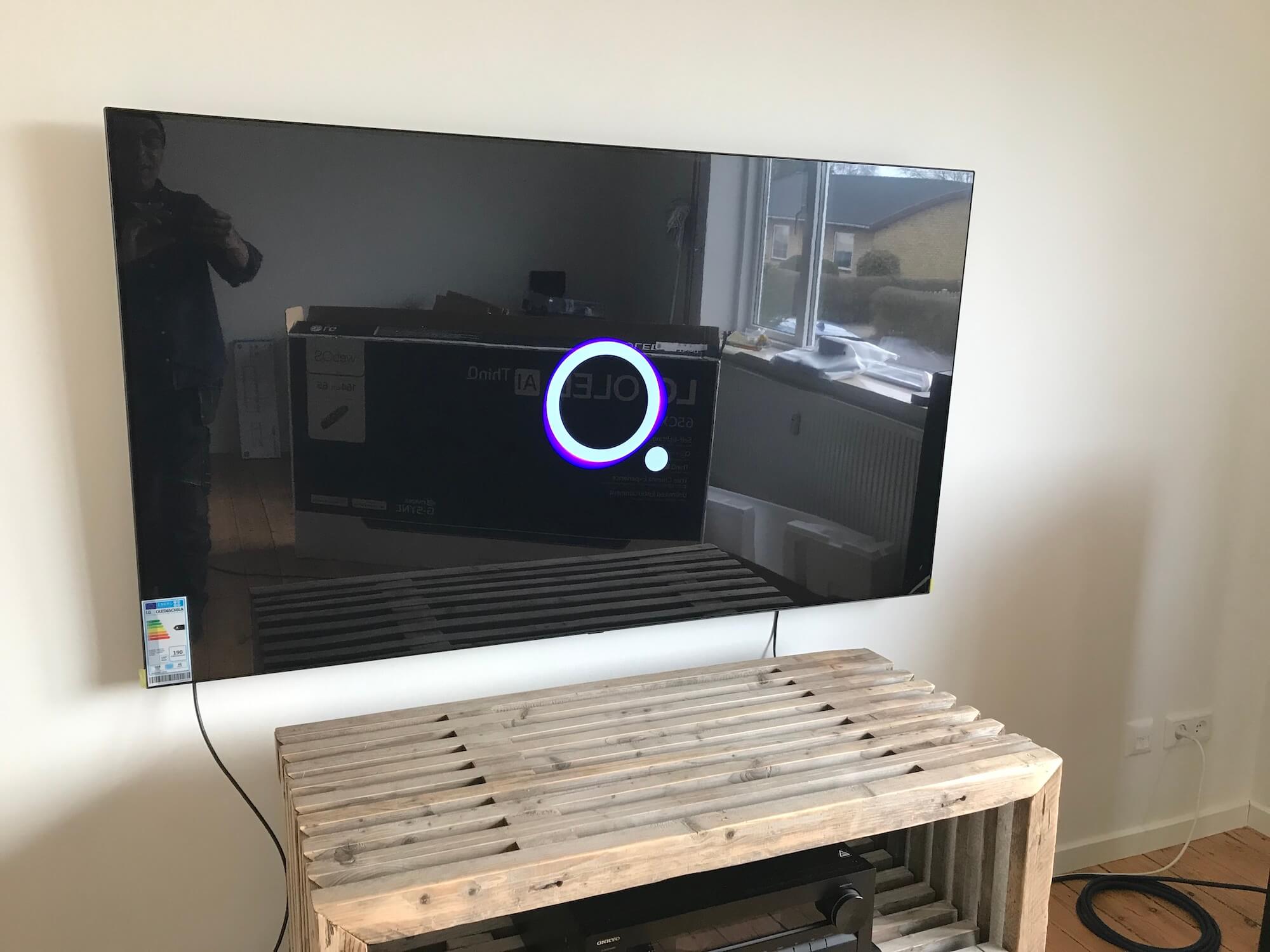 af LG OLED TV på fladt vægbeslag - montering