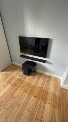 Væg-installation af Samsung Frame TV og Samsung Soundbar Q66T