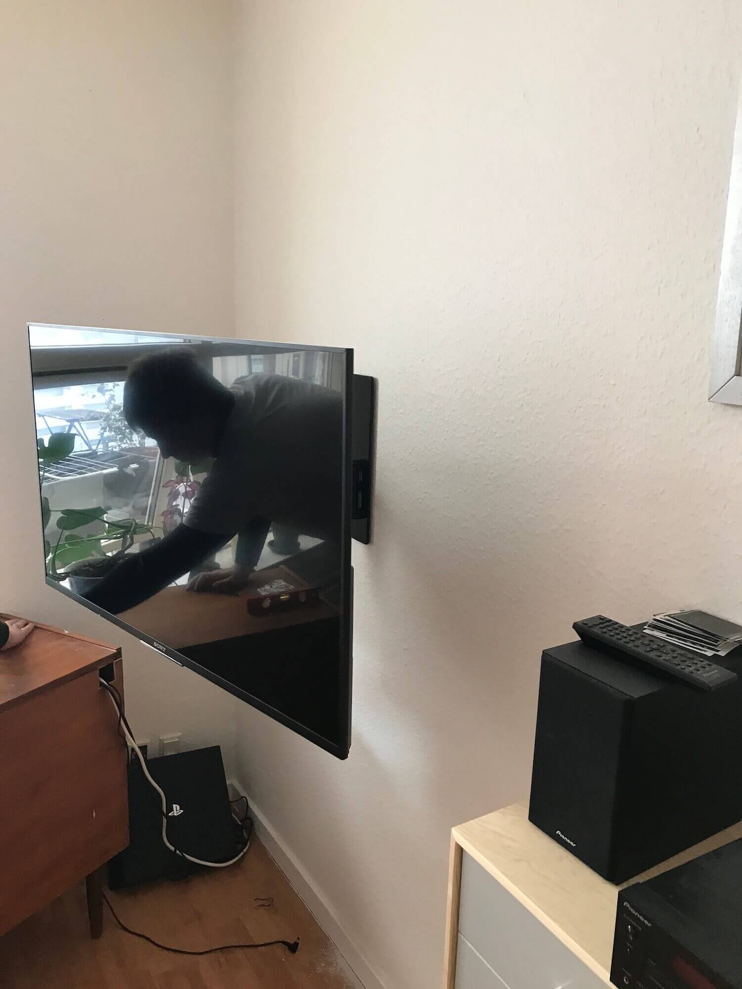 Væg-montering af 55'' Sony TV ppå Vogel drejearm vægbeslag