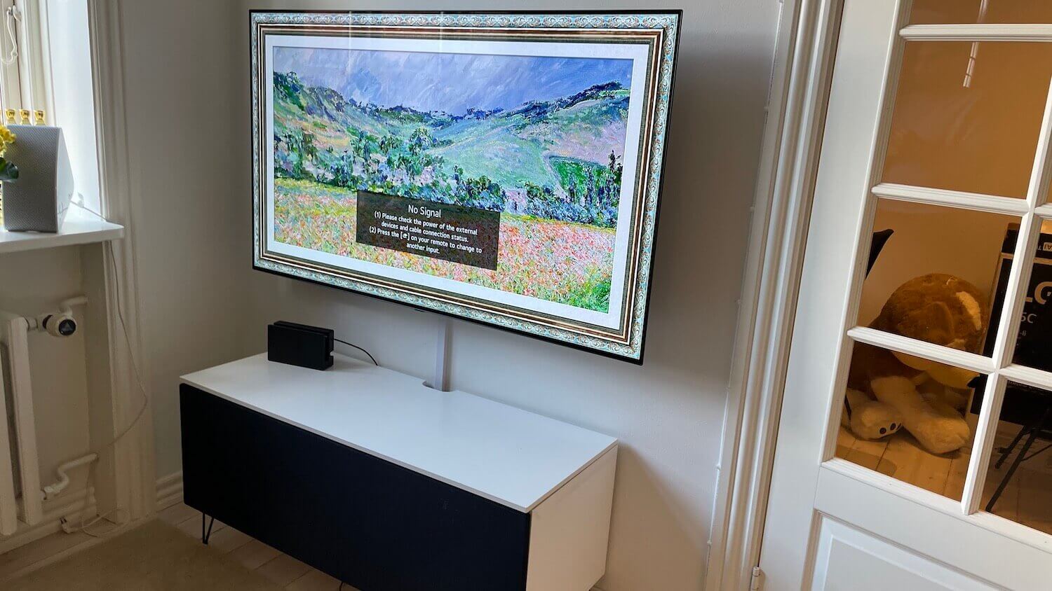 Væg-montering af 55 LG OLED TV på et vægbeslag med drejefunktion