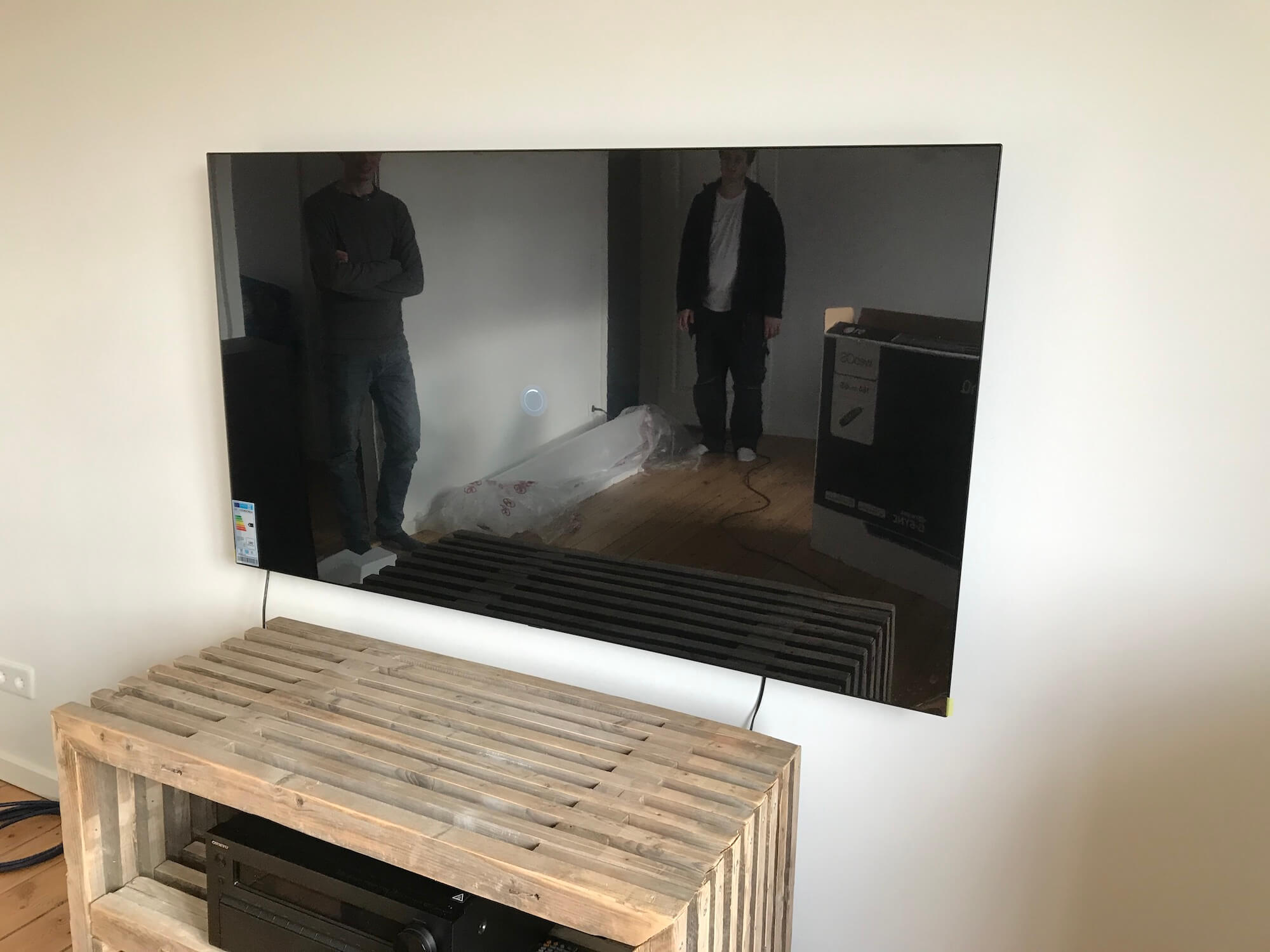 Væg-montering af 65'' LG TV