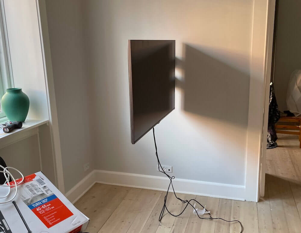 Væg-montering af Samsung TV på vægbeslag med 90 graders drejefunktion