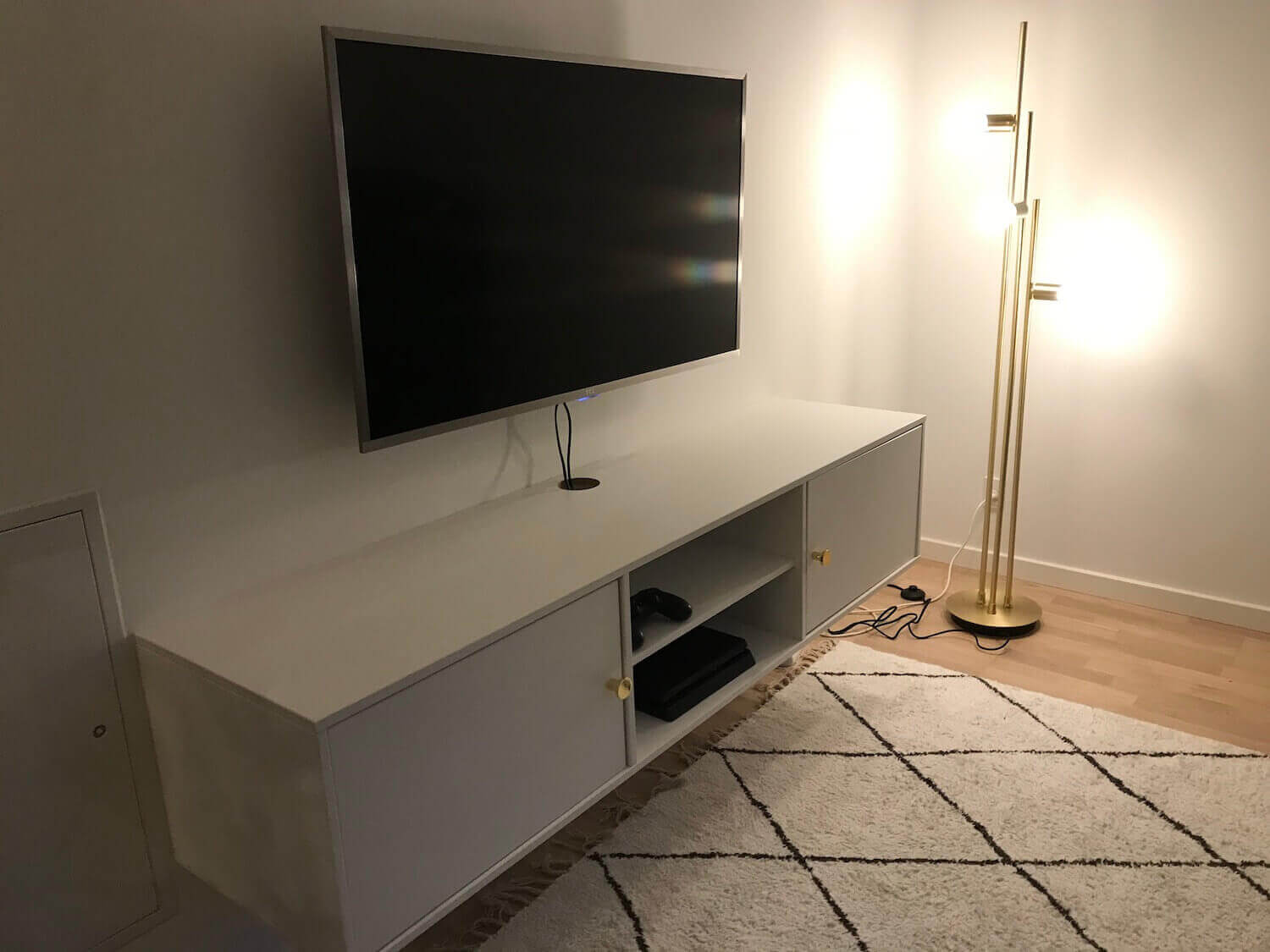 Væg-montering af TCL TV og TV møbel