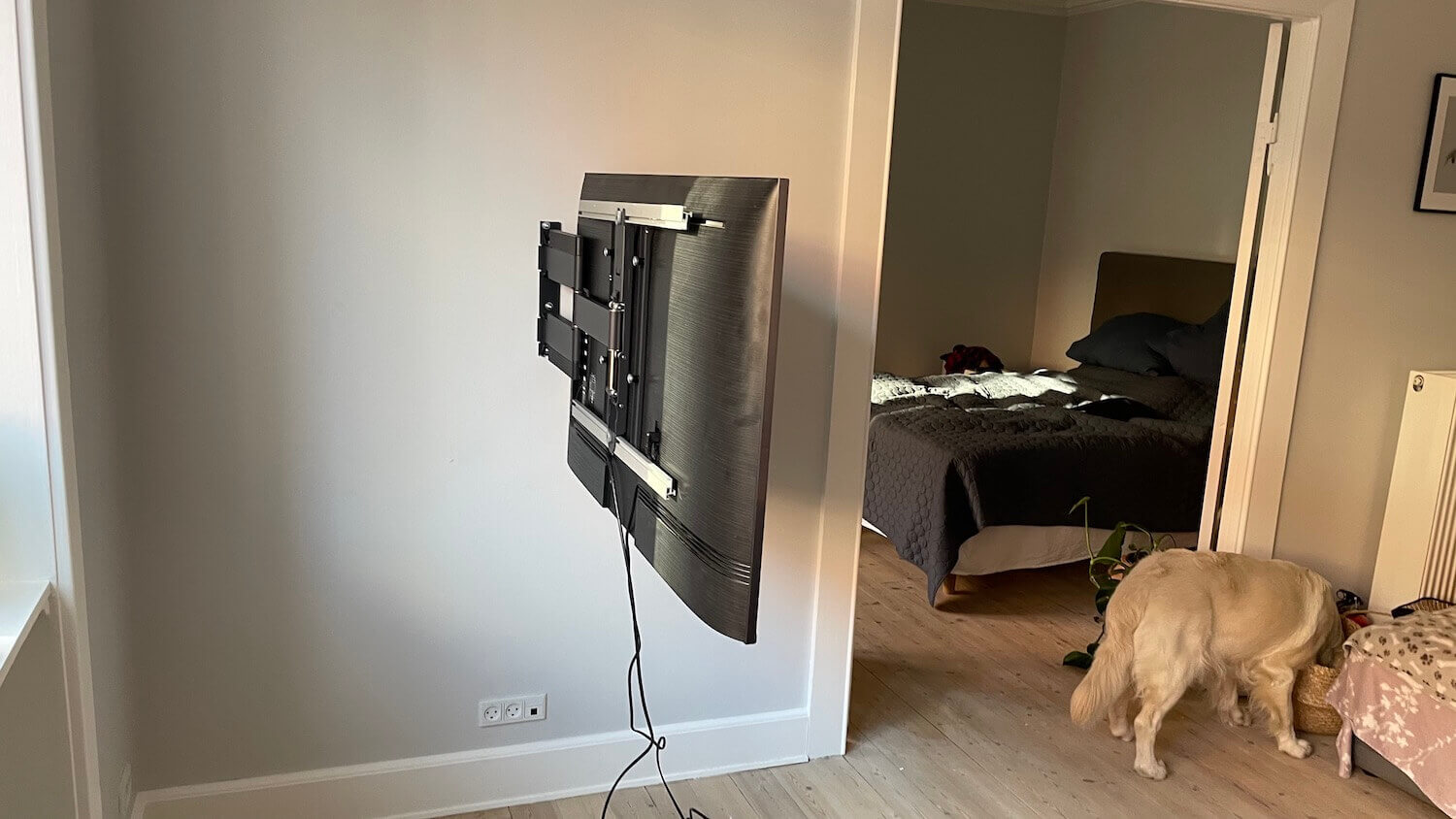modtage snap slids Væg-montering af 55" Samsung TV på vægbeslag med 90 graders drejefunktion -  TV montering