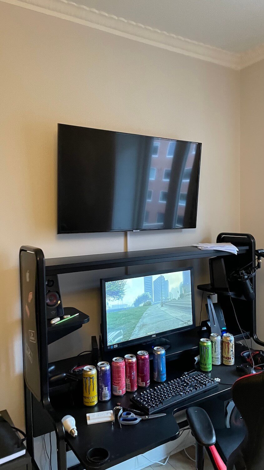 Væg-opsætning af TV på et vægbeslag med tiltfunktion